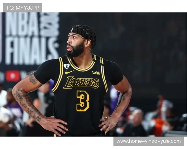 湖人队最新动态：詹姆斯与浓眉联手复兴球队，助力争夺总冠军